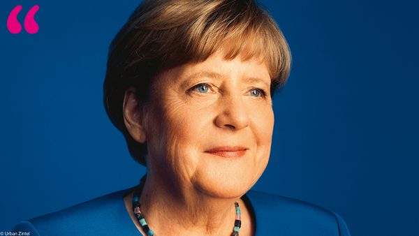 Bild von Angela Merkel vor blauem Hintergrund. lit.COLOGNE 2025 © Urban Zintel