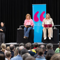 lit.COLOGNE 2025: 23.03.: Annette und Caroline Frier – Selber! Vom Streiten und Vertragen. DGS: Cornelia Versin ©Hieronymus Rönneper