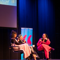 lit.COLOGNE 2025: 21.03.: Der tupodcast live! Tupoka Ogette, Alice Hasters, Oyindamola Alashe und Celina Bostic feiern ein Fest des Zusammenhalts © Peter Wendebourg