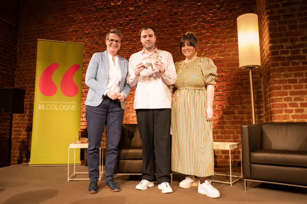 Birgit Lichtenstein (RheinEnergie), Kurt Prödel (Debütpreisgewinner) und Marie-Christine Knop (Moderatorin)